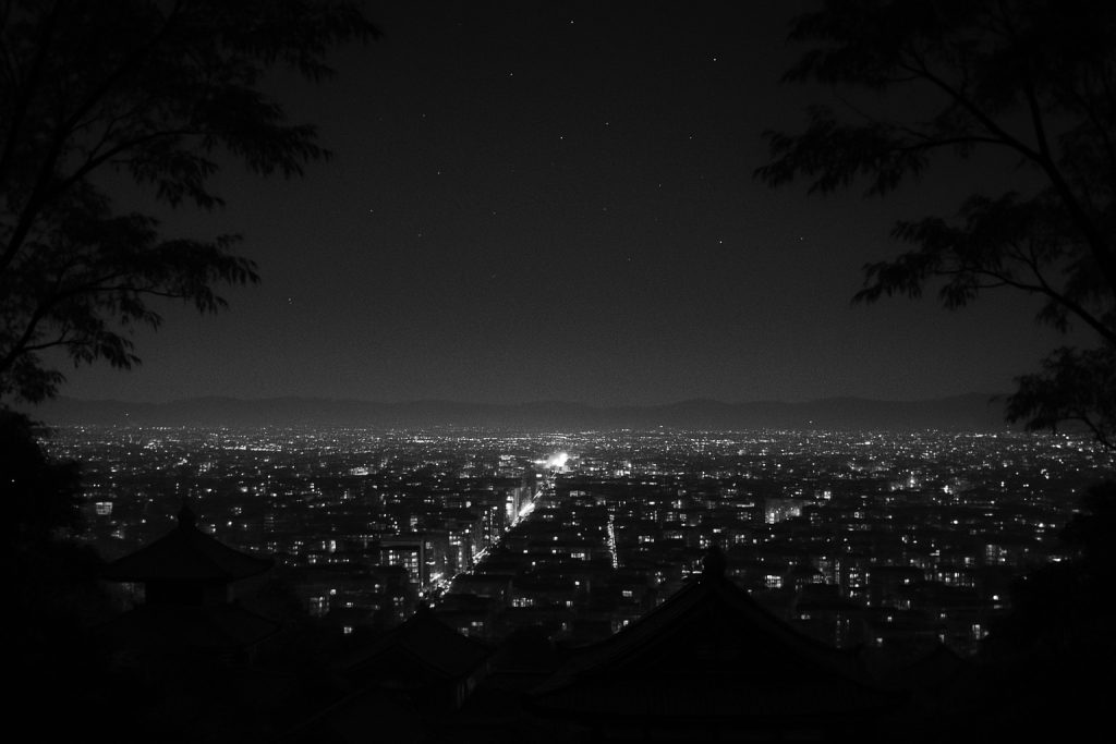 不動産投資のスクールに行こうか悩みながらの高台からの夜景風景